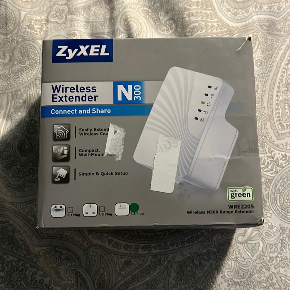 ZyXEL green Wireless N Plug & Play 300Mbps Range Extender (WRE2205 Version 2)